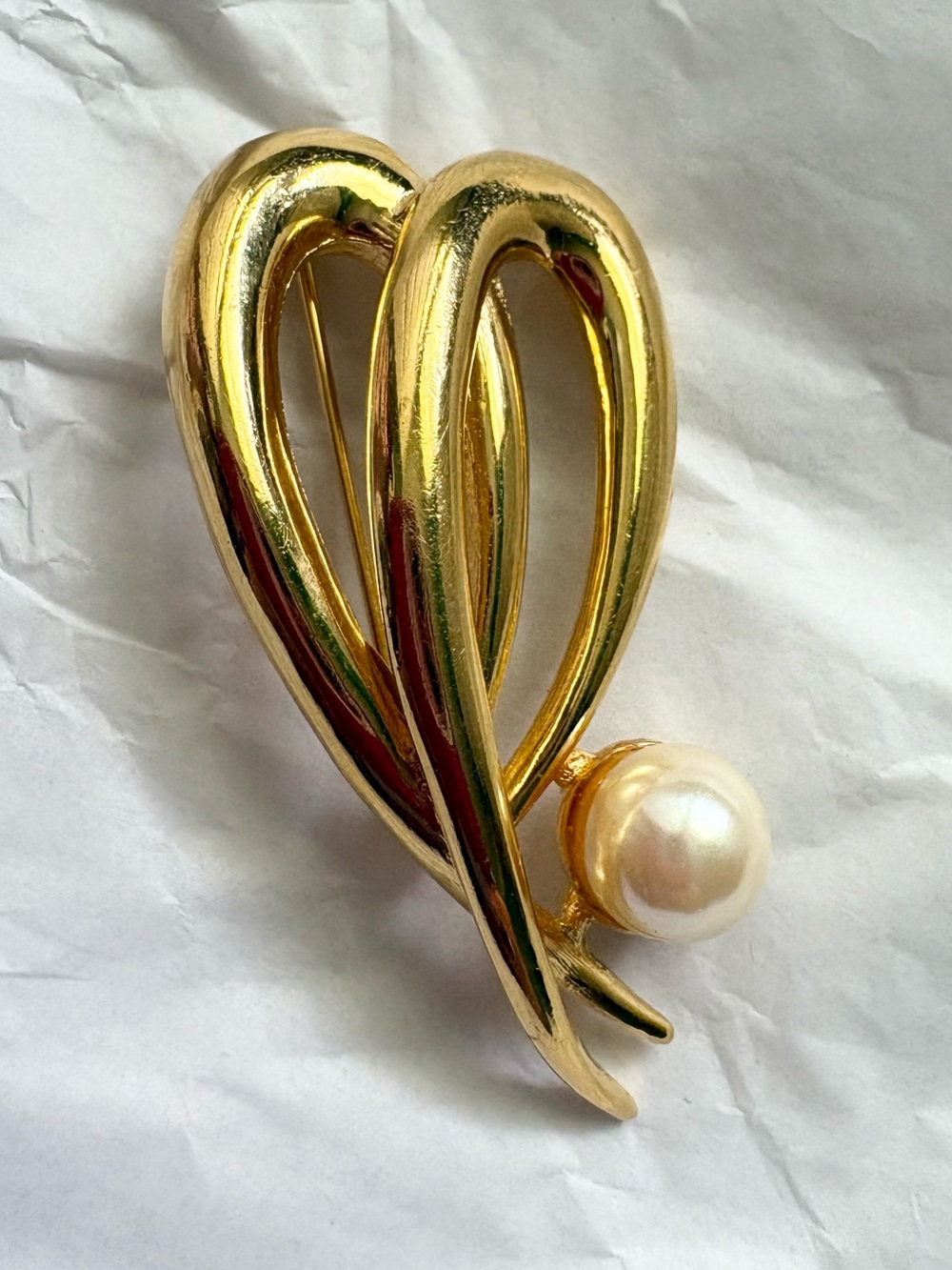 Vintage Richelieu signed Designer Gold Tone Pearl Brooch pin Heart-Loop 2”